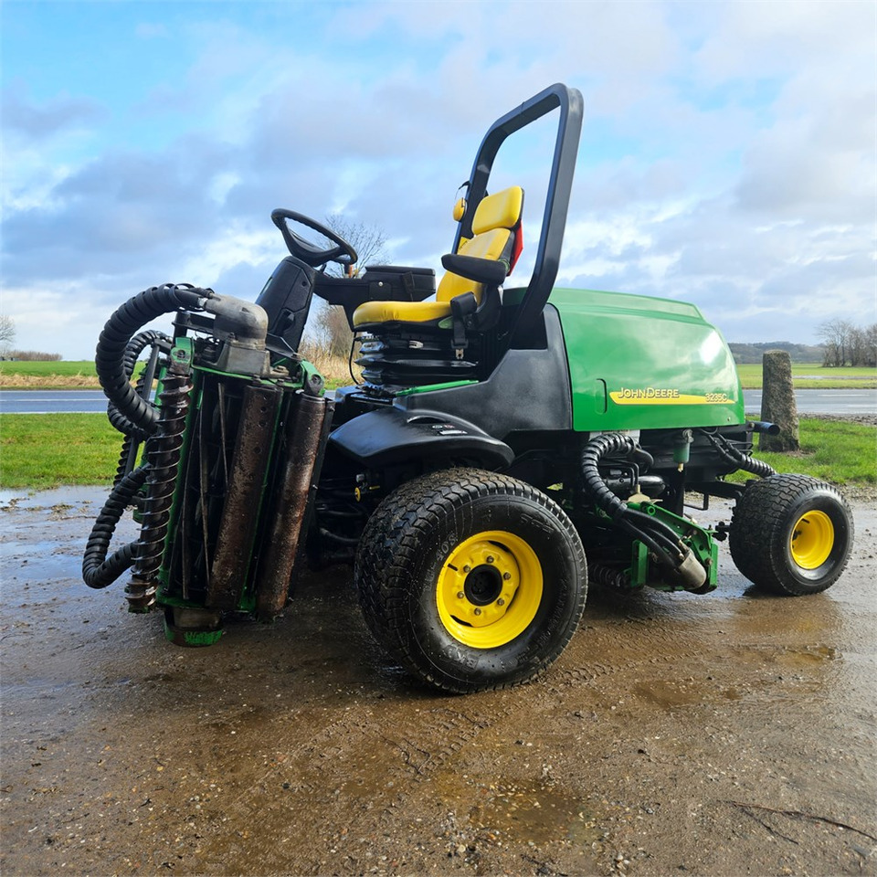 John Deere 3235 C 4WD - Garden mower: picture 1 John Deere 3235 C 4WD - Garden mower: picture 1