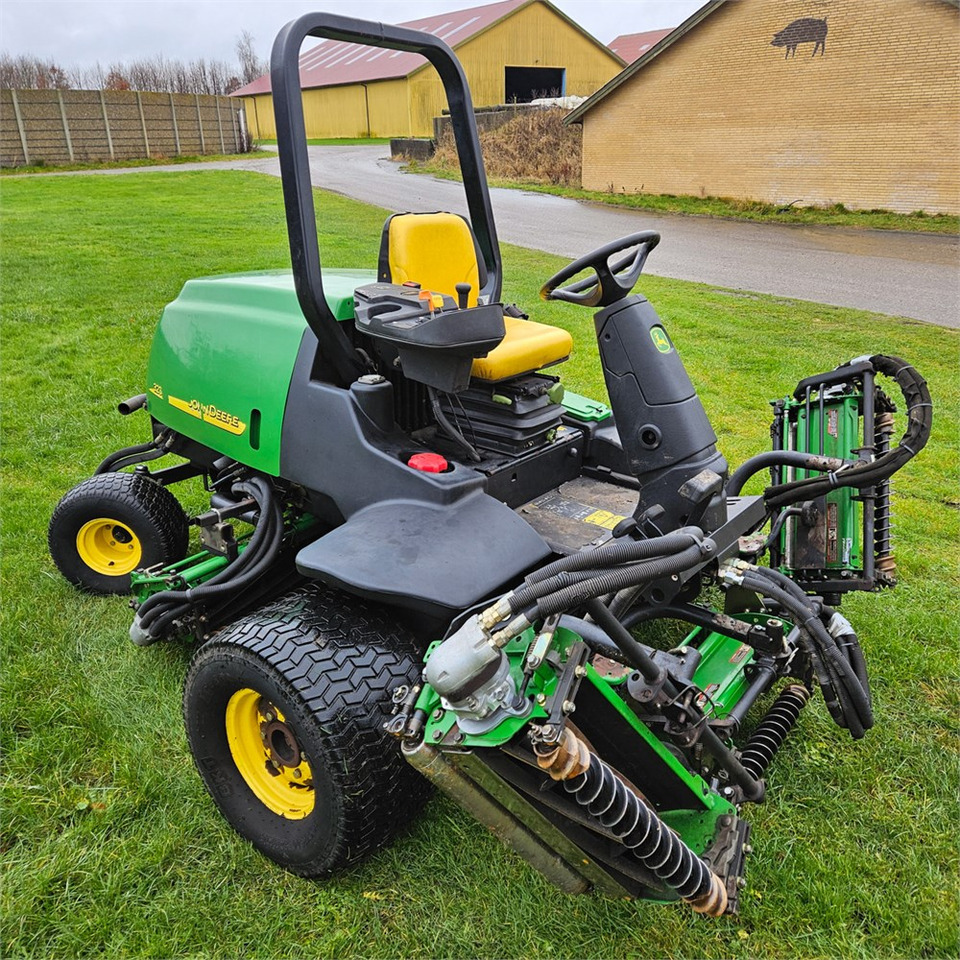 John Deere 3235C - Garden mower: picture 1 John Deere 3235C - Garden mower: picture 1