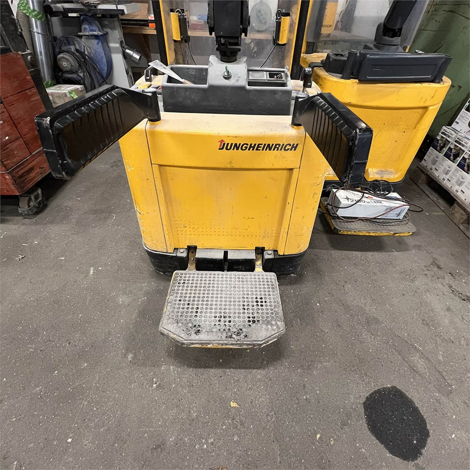 Pallet truck Jungheinrich Hawker Perfect Plus 3 PzB 300: picture 17