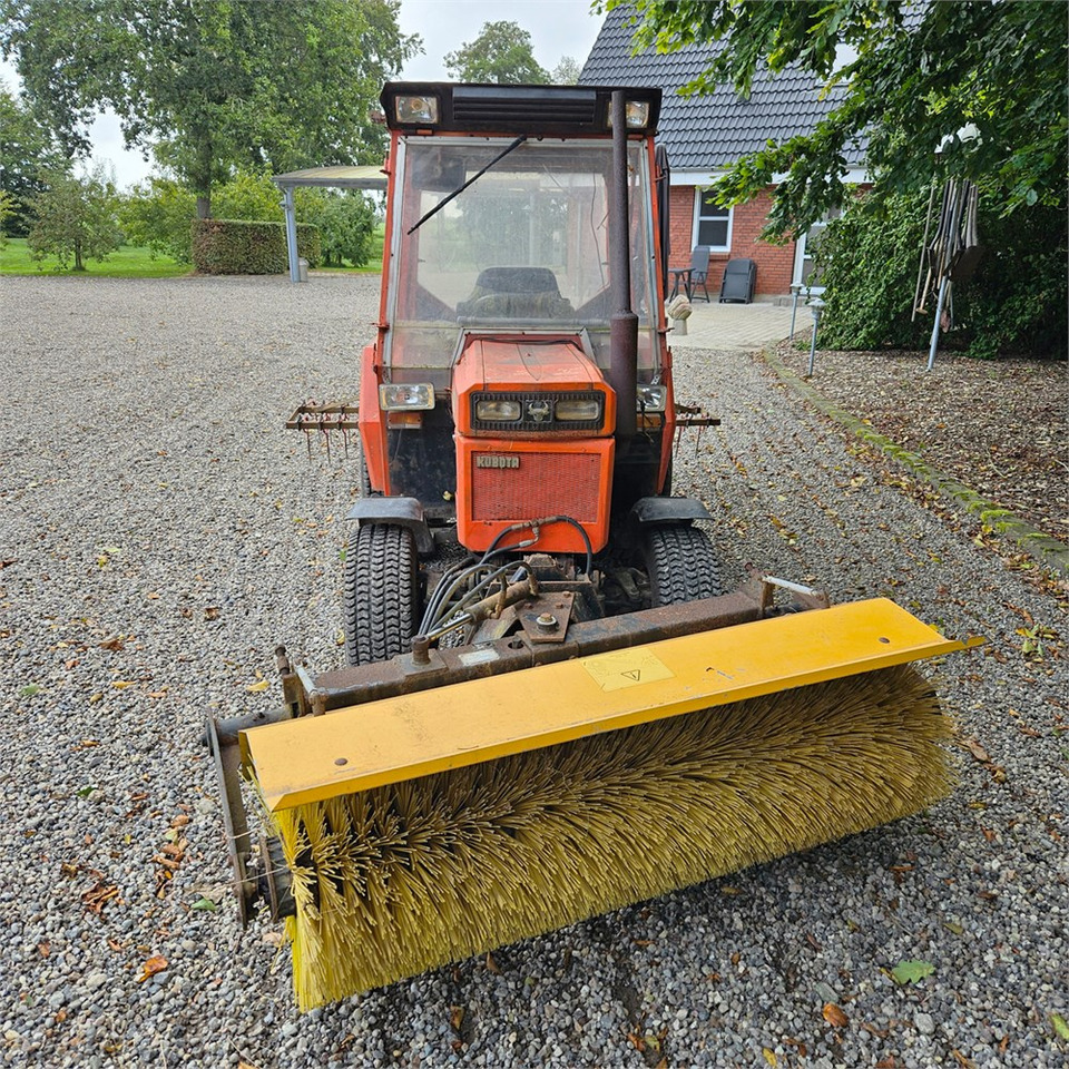 Kubota B8200 - Municipal tractor: picture 3 Kubota B8200 - Municipal tractor: picture 3