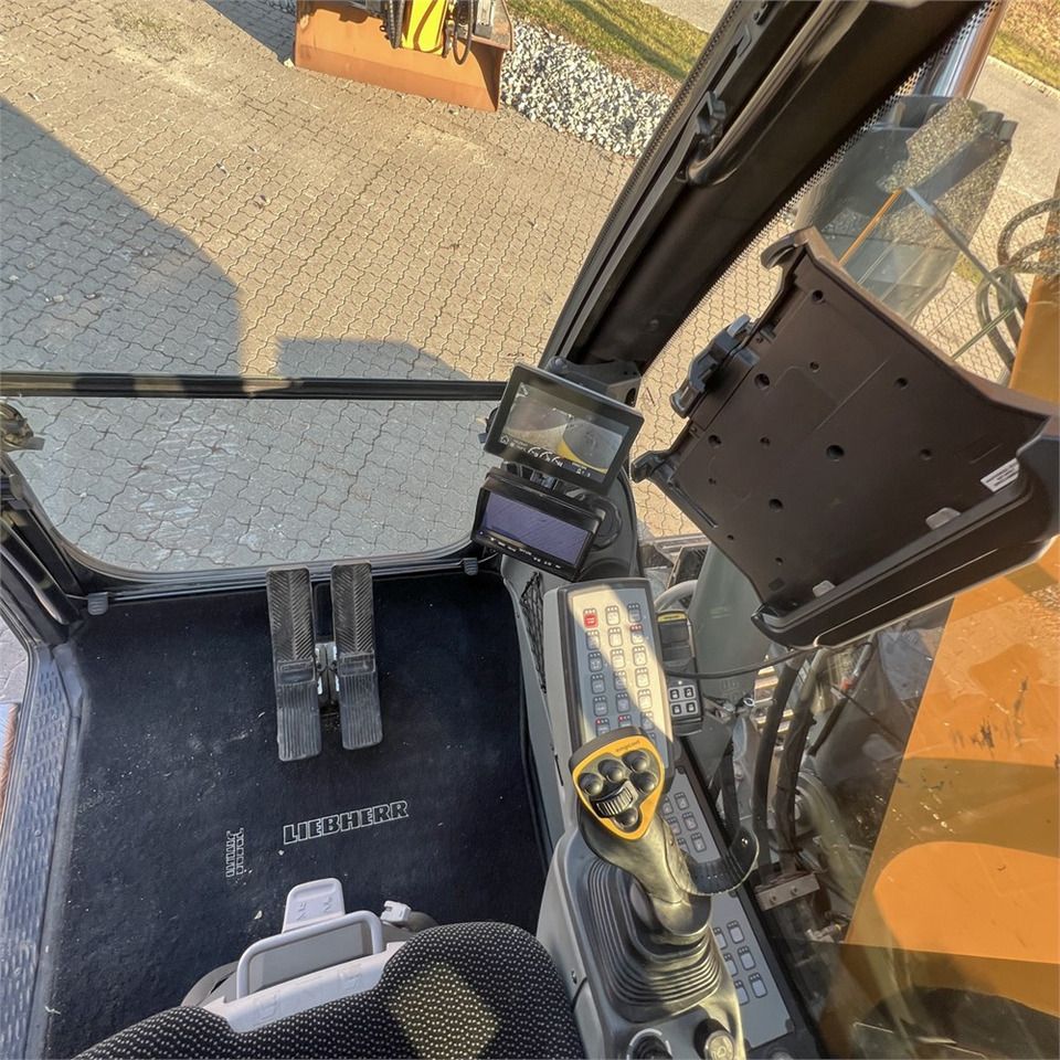Crawler excavator Liebherr R914 Compact S: picture 22