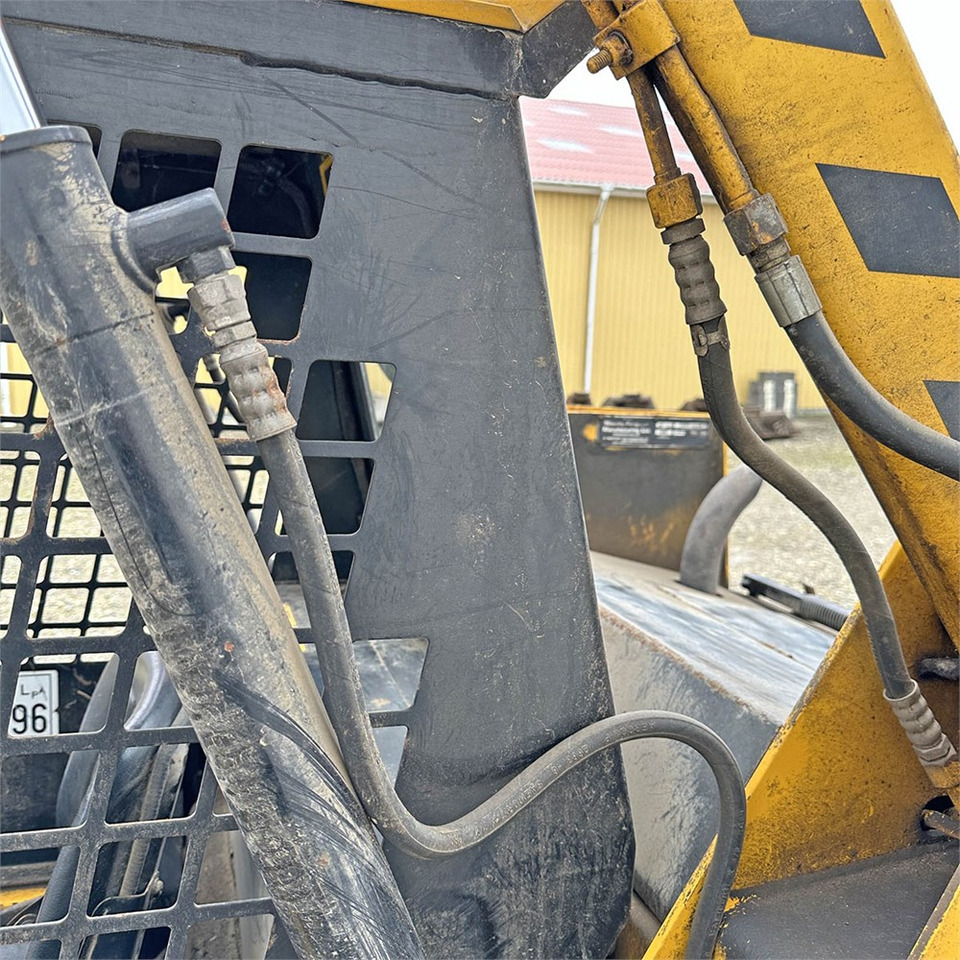 Skid steer loader Massey Ferguson MF506: picture 25