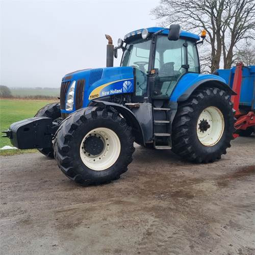 New Holland T8050 Class 5 - Farm tractor: picture 5 New Holland T8050 Class 5 - Farm tractor: picture 5