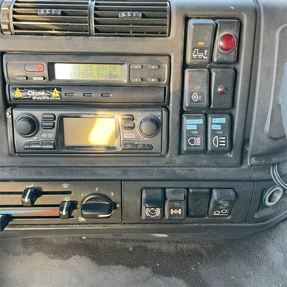 Box truck Volvo FM12: picture 38