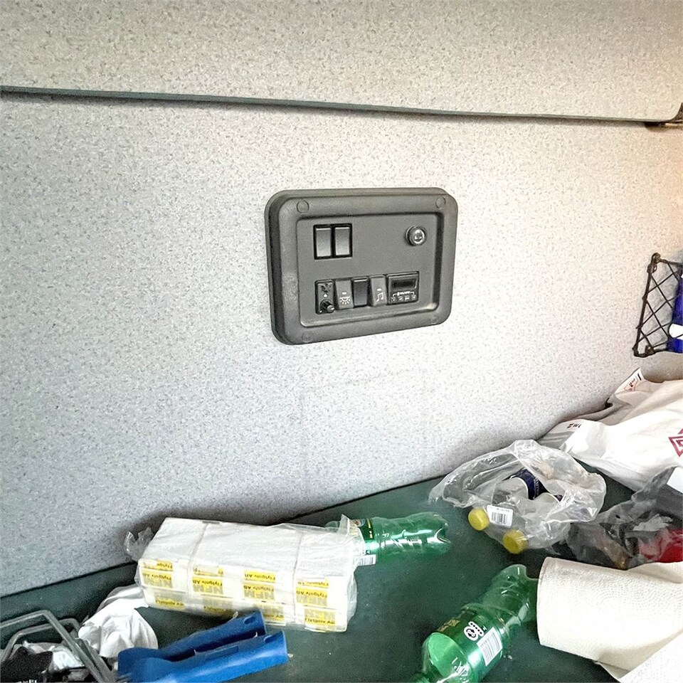 Box truck Volvo FM12: picture 43