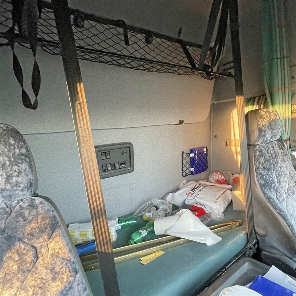 Box truck Volvo FM12: picture 42