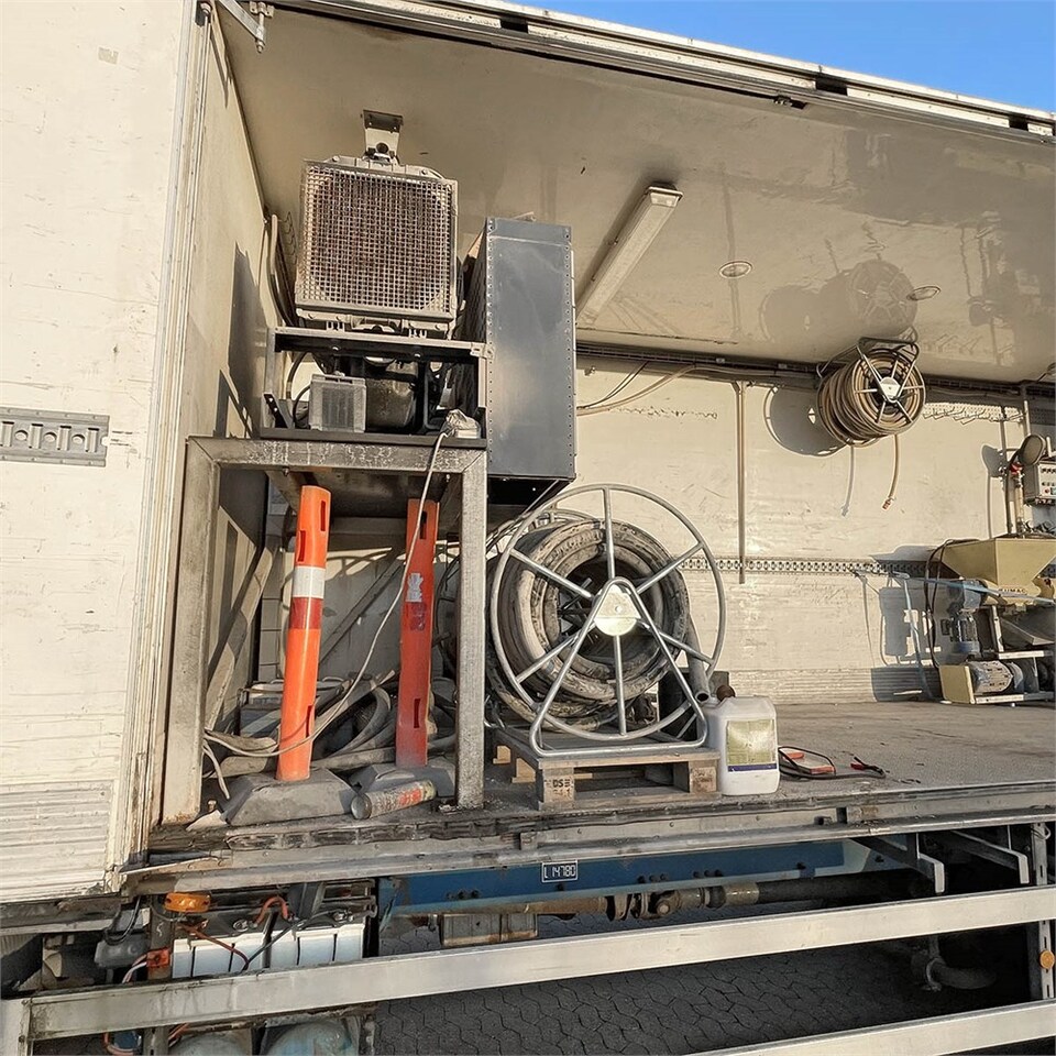 Box truck Volvo FM12: picture 28