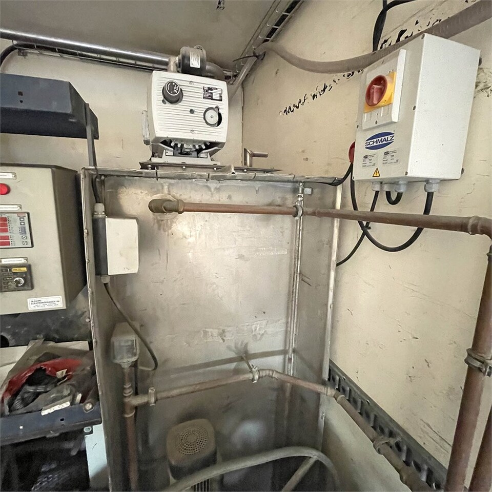 Box truck Volvo FM12: picture 21