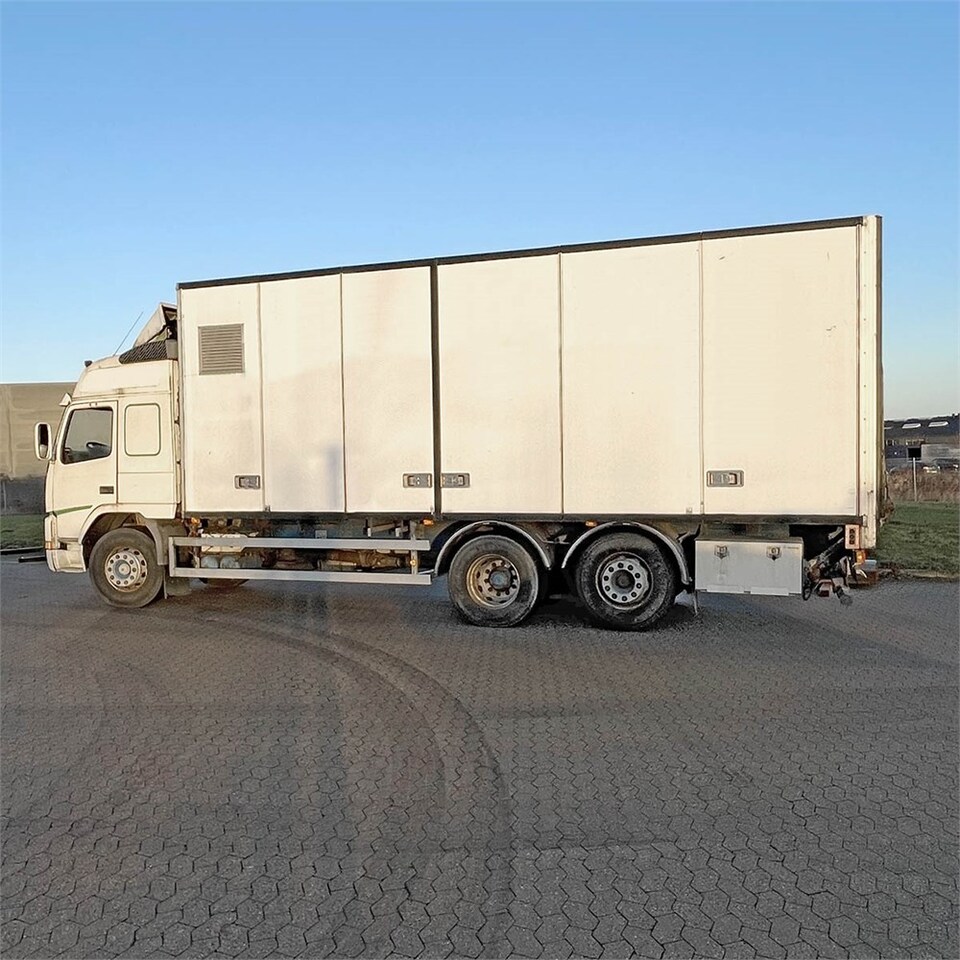 Box truck Volvo FM12: picture 10