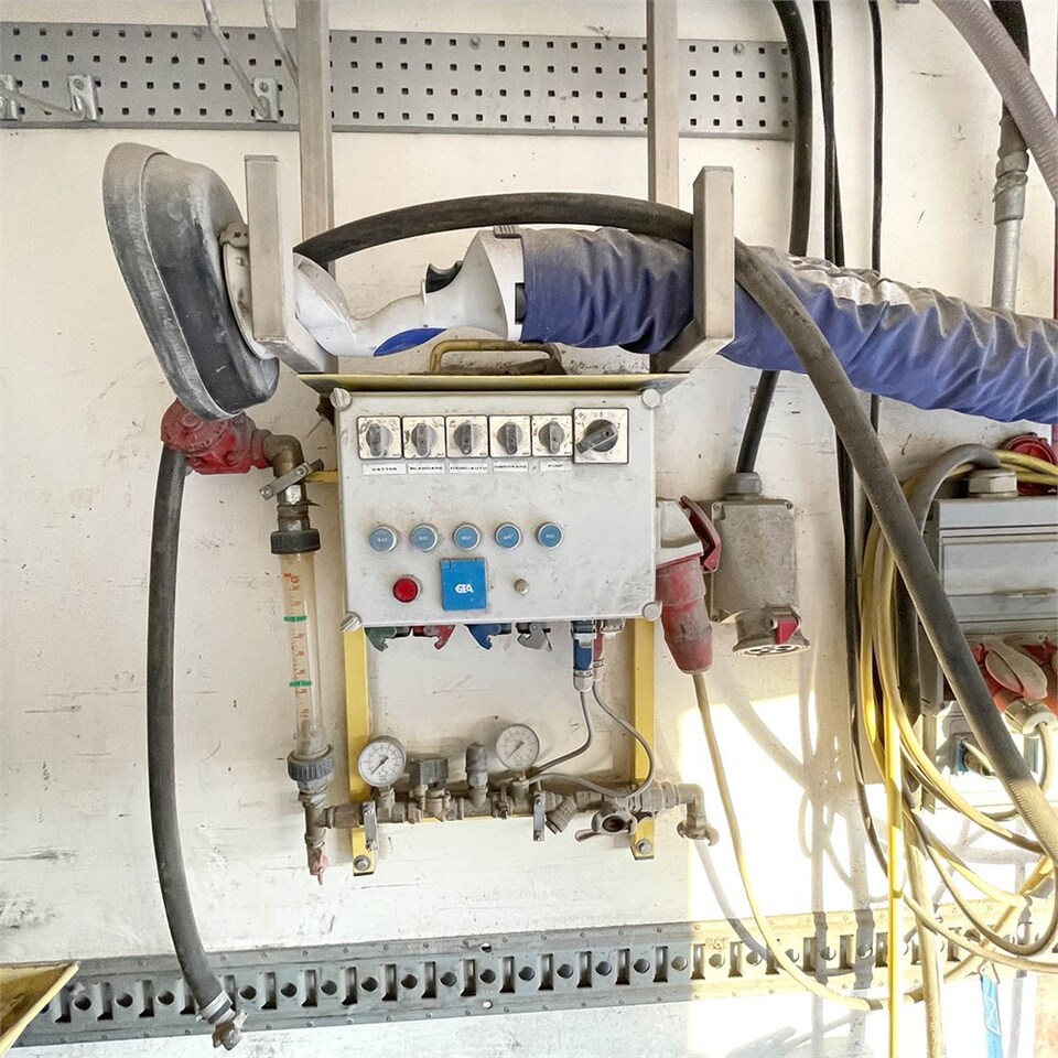 Box truck Volvo FM12: picture 29