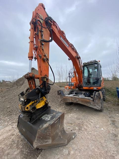 ENGCON LOT EQUIPEMENT S60 - Excavator bucket: picture 4 ENGCON LOT EQUIPEMENT S60 - Excavator bucket: picture 4