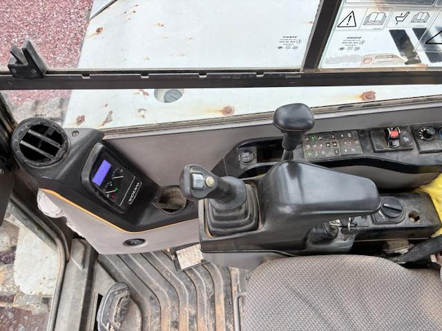 Mini excavator Volvo ECR 88D: picture 12