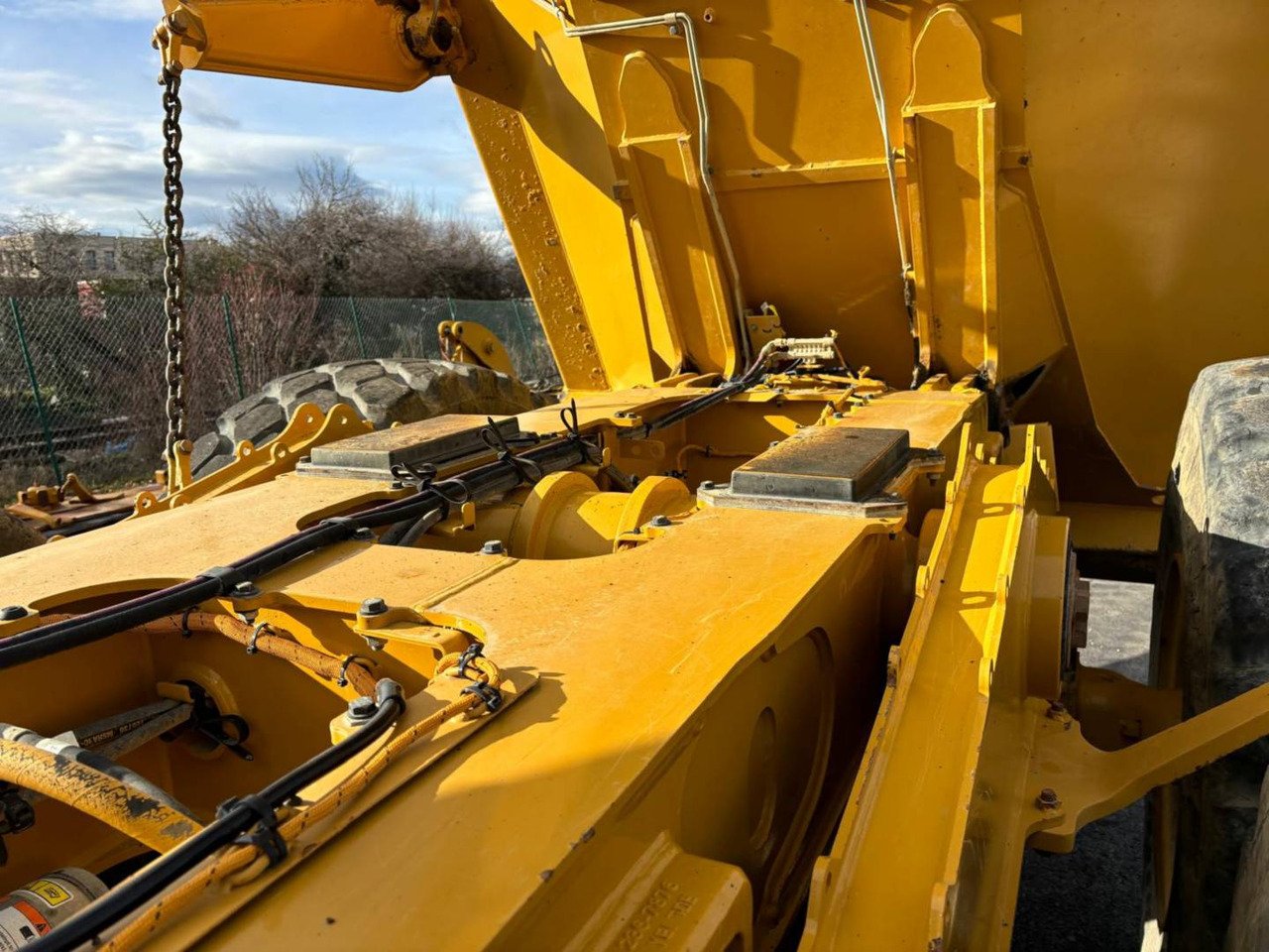 Articulated dumper CAT 730: picture 24