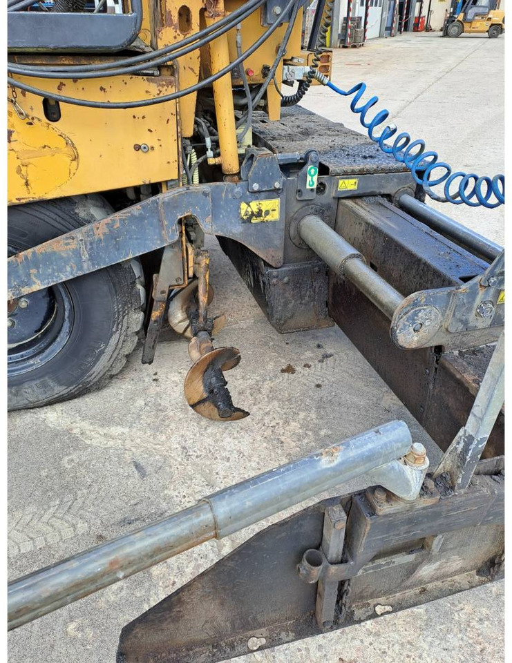 Asphalt paver CAT AP300: picture 14