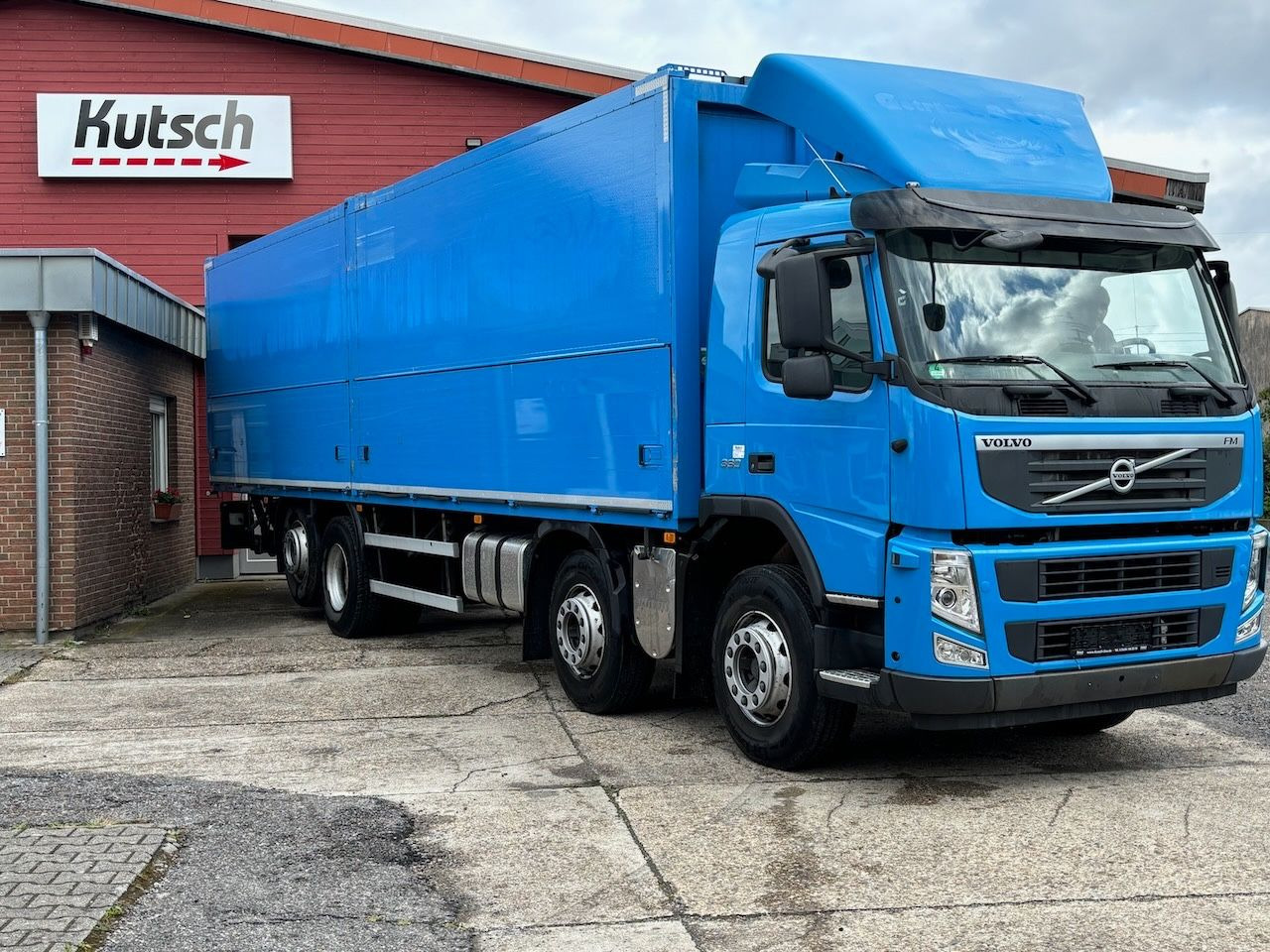 Volvo FM 330 Koffer10m/Lbw. 4achser - Box truck: picture 1 Volvo FM 330 Koffer10m/Lbw. 4achser - Box truck: picture 1