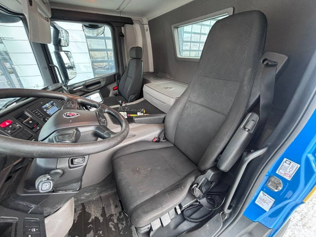 Hook lift truck Scania P 360: picture 9