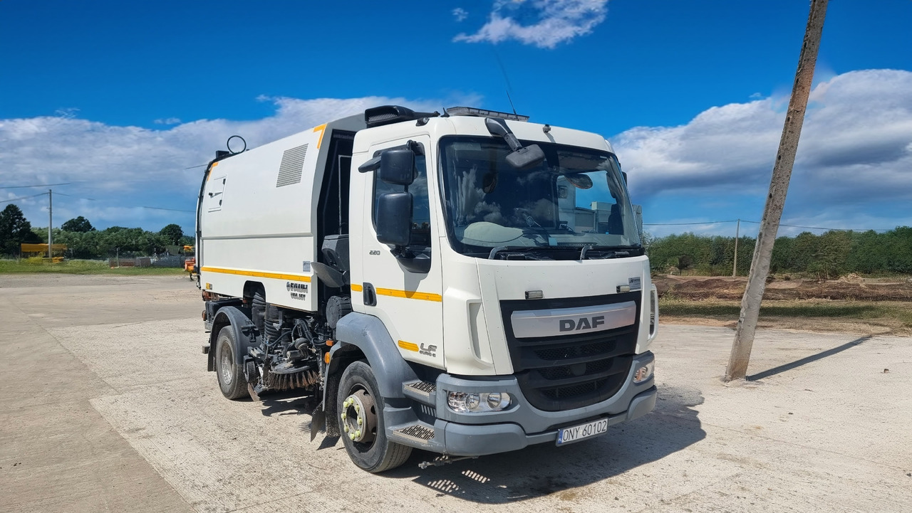 DAF LF220 - Road sweeper: picture 1 DAF LF220 - Road sweeper: picture 1
