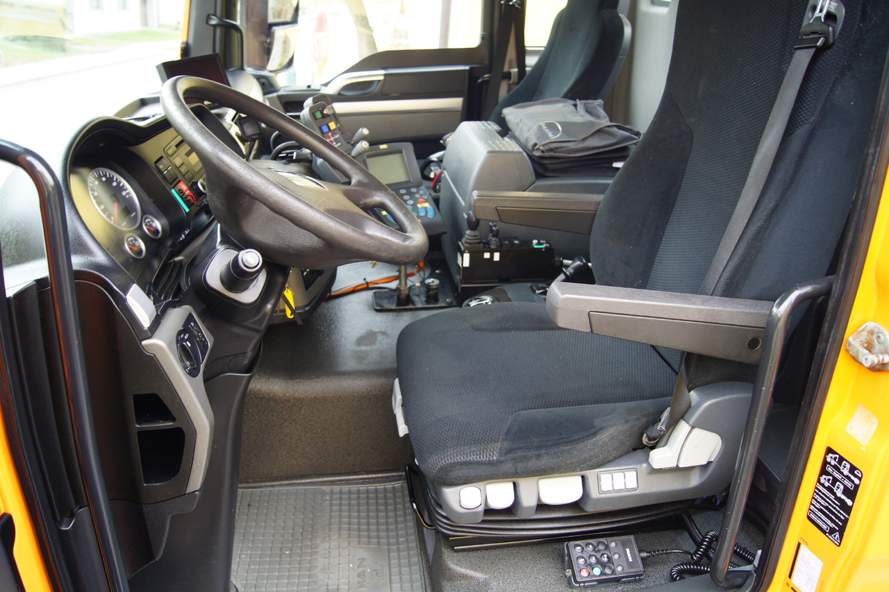 Snow removal vehicle MAN TGS 28.400 BL 6x4-4/TÜV/PK12002/PALIFT/Winterdienst/Salzstreuer/Streuer/Schneepflug: picture 12 Snow removal vehicle MAN TGS 28.400 BL 6x4-4/TÜV/PK12002/PALIFT/Winterdienst/Salzstreuer/Streuer/Schneepflug: picture 12