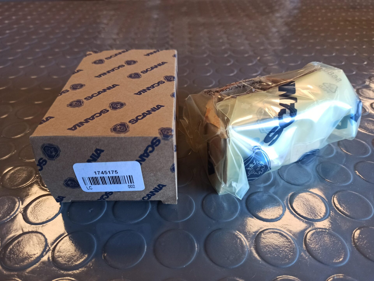 SCANIA CONNECTING ROD BEARING - 1745175 - Connecting rod for Truck: picture 1 SCANIA CONNECTING ROD BEARING - 1745175 - Connecting rod for Truck: picture 1