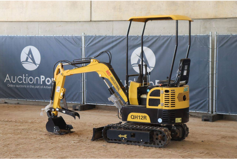 AGT Industrial QH12R - Mini excavator: picture 3 AGT Industrial QH12R - Mini excavator: picture 3