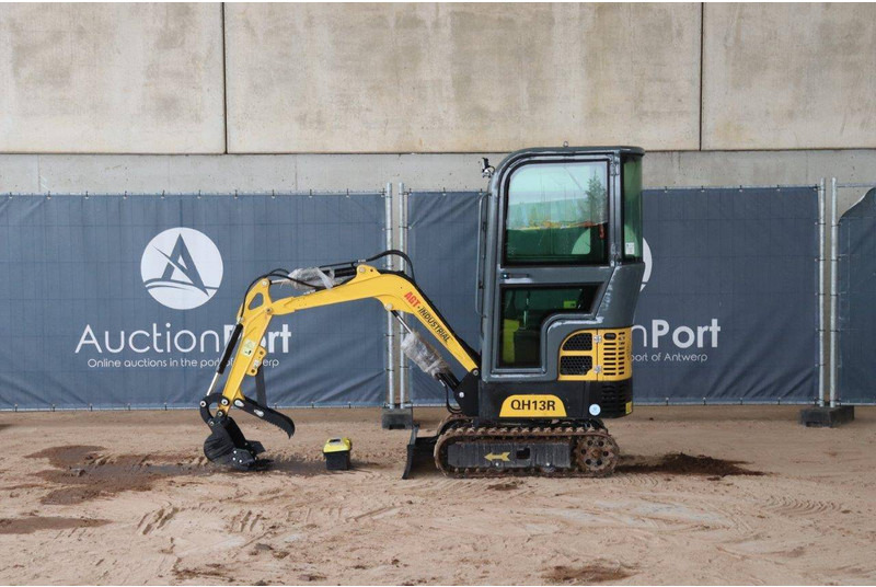 AGT Industrial QH13R - Mini excavator: picture 2 AGT Industrial QH13R - Mini excavator: picture 2