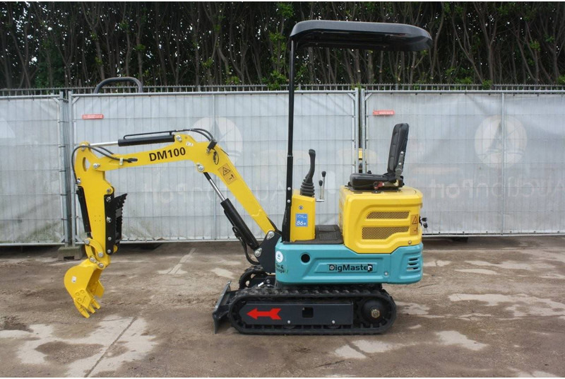 DigMaster DM100 - Mini excavator: picture 3 DigMaster DM100 - Mini excavator: picture 3
