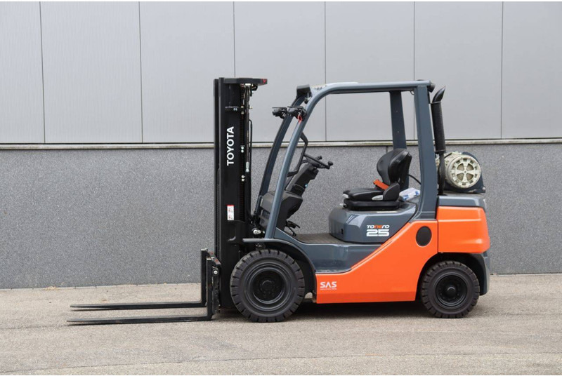 Toyota 02-8FGF25 - LPG forklift: picture 1 Toyota 02-8FGF25 - LPG forklift: picture 1