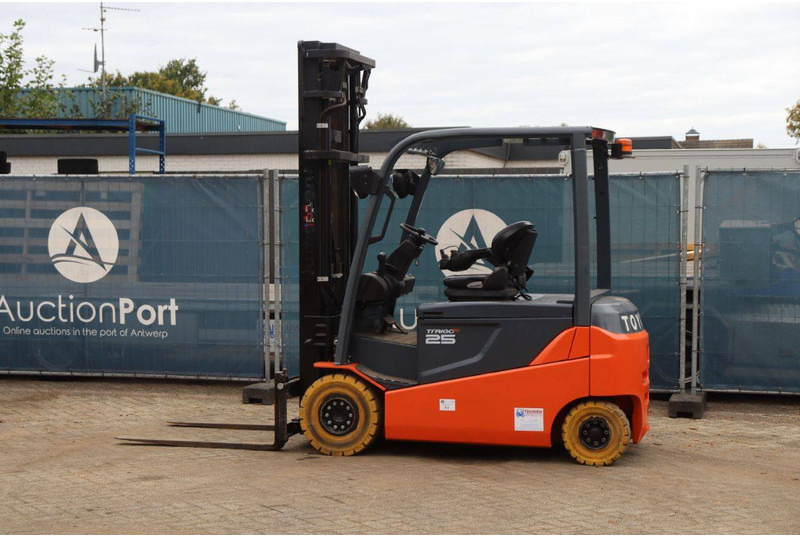 Toyota 8FBMT25 - Electric forklift: picture 3 Toyota 8FBMT25 - Electric forklift: picture 3