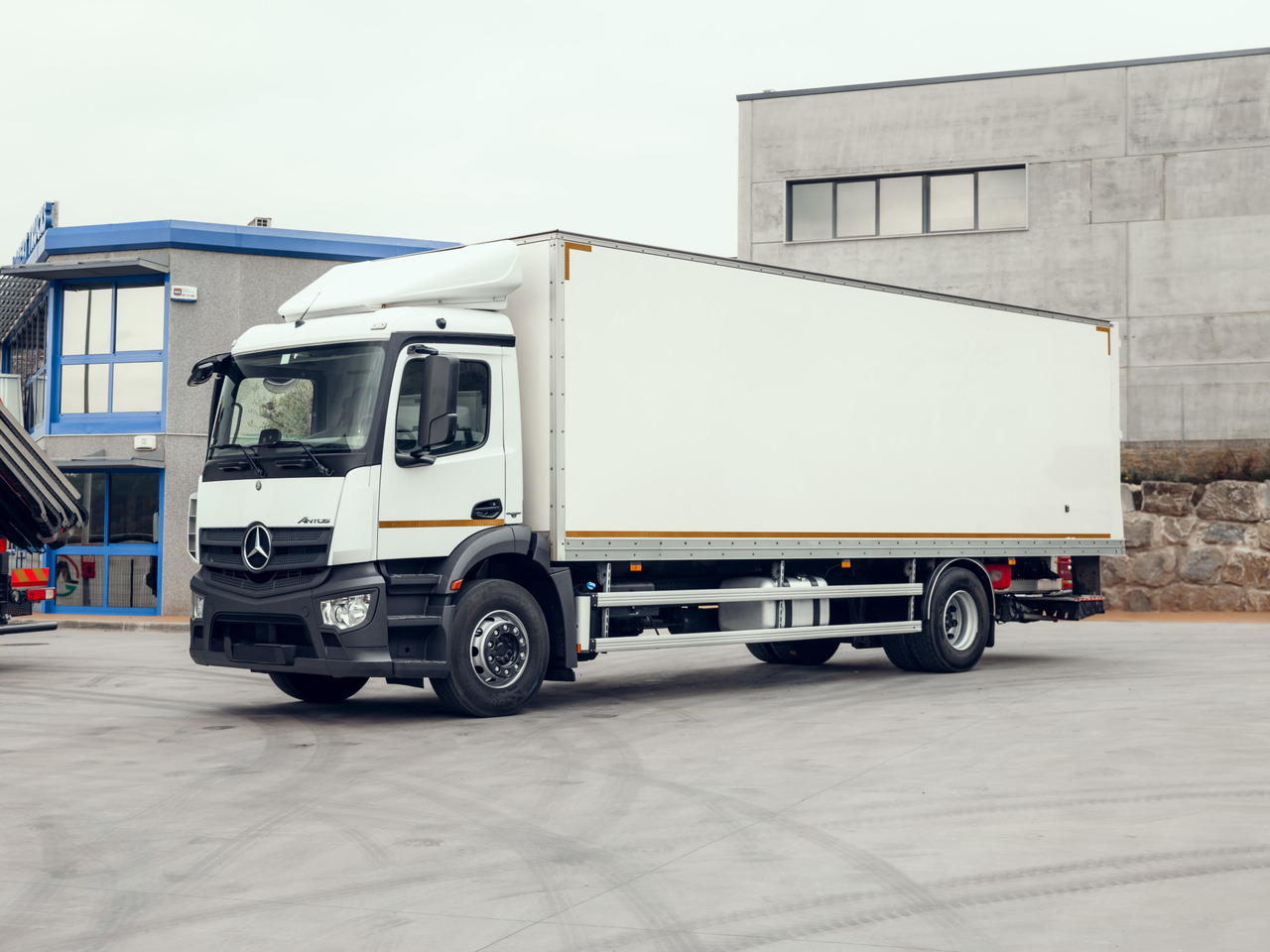 MERCEDES BENZ 18.30L Antos E6 (VAN) - Box truck: picture 1 MERCEDES BENZ 18.30L Antos E6 (VAN) - Box truck: picture 1