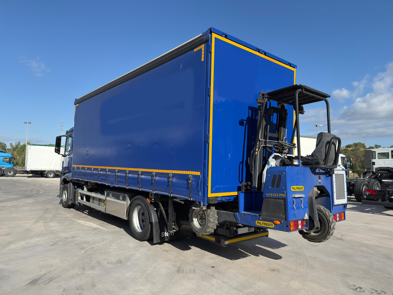 MERCEDES BENZ 18.33 Antos E6 (Self-portable) - Curtainsider truck: picture 4 MERCEDES BENZ 18.33 Antos E6 (Self-portable) - Curtainsider truck: picture 4