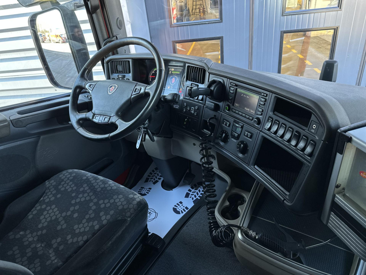 Interior photo 1: Tractor unit SCANIA R 450 LA4x2MNA