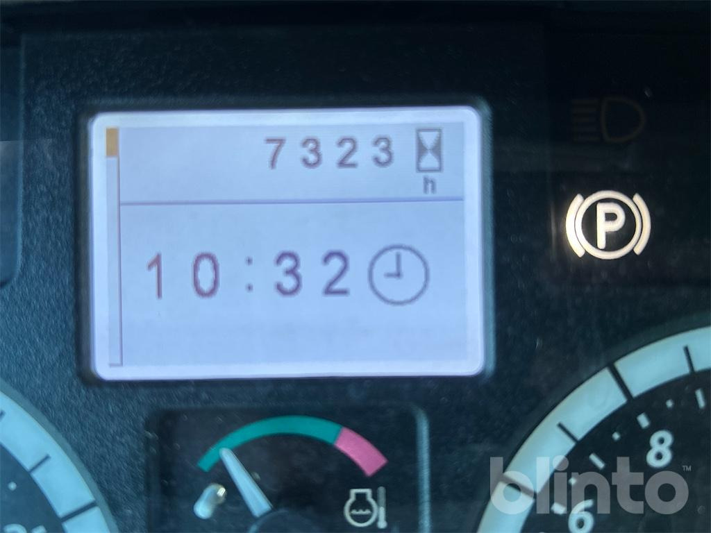 John Deere 6110 MC - Farm tractor: picture 5 John Deere 6110 MC - Farm tractor: picture 5