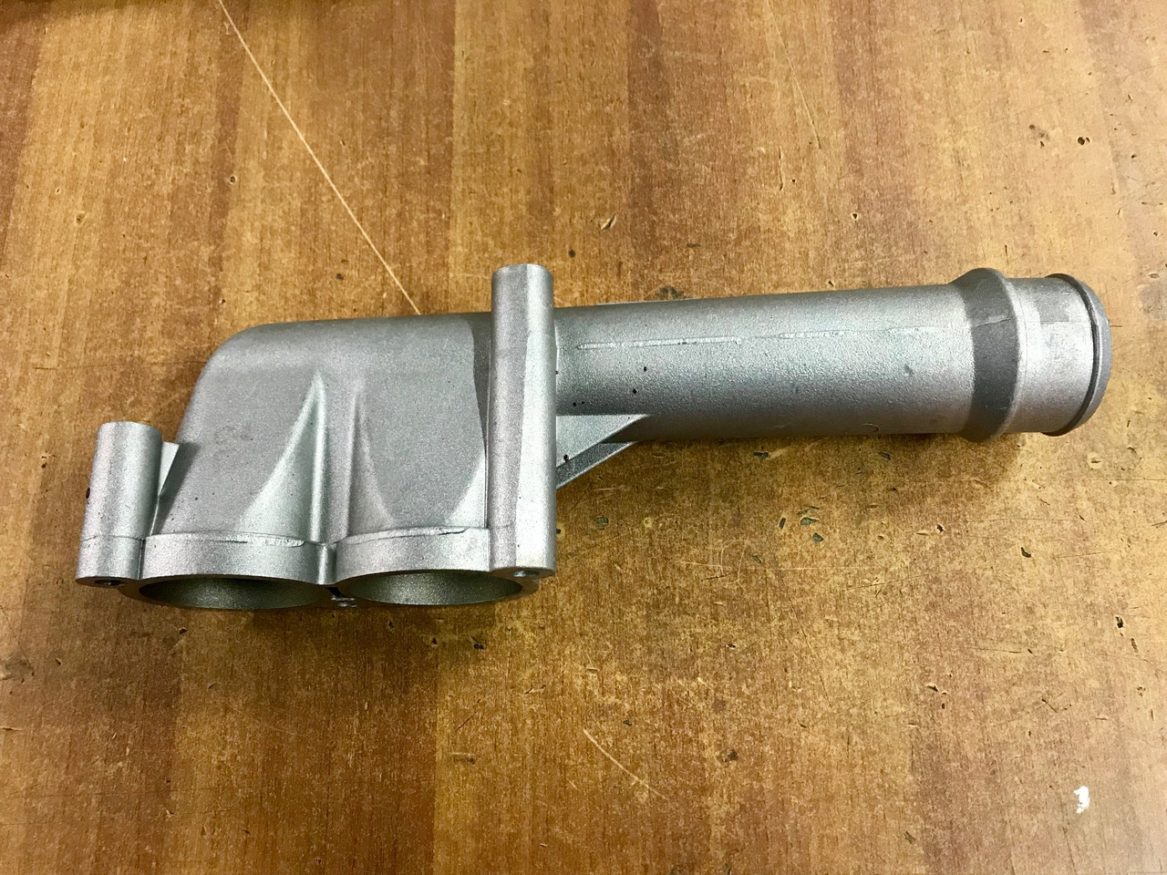 GOMITO LIQUIDO RAFFREDDAMENTO SU SCATOLA TERMOSTATO PER MOTORI MAN D2066 - D2676 - Cooling system for Truck: picture 3 GOMITO LIQUIDO RAFFREDDAMENTO SU SCATOLA TERMOSTATO PER MOTORI MAN D2066 - D2676 - Cooling system for Truck: picture 3