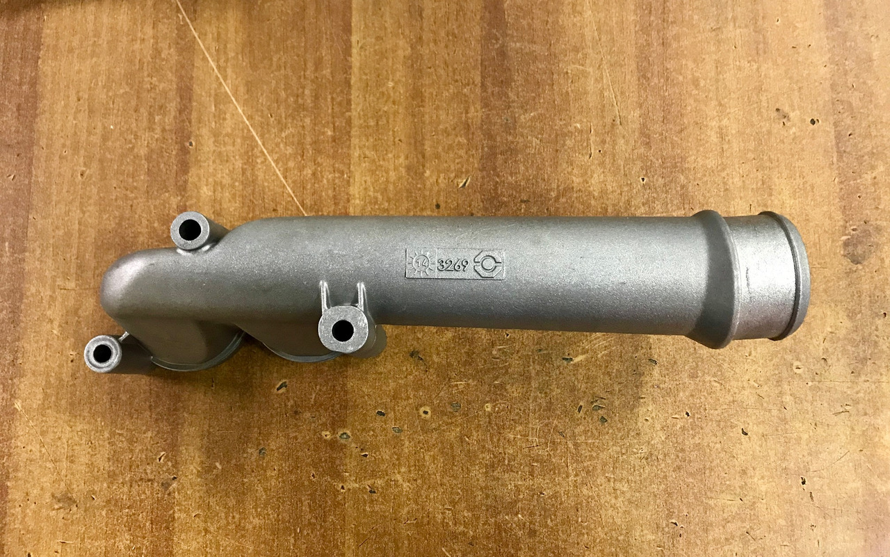 GOMITO LIQUIDO RAFFREDDAMENTO SU SCATOLA TERMOSTATO PER MOTORI MAN D2066 - D2676 - Cooling system for Truck: picture 2 GOMITO LIQUIDO RAFFREDDAMENTO SU SCATOLA TERMOSTATO PER MOTORI MAN D2066 - D2676 - Cooling system for Truck: picture 2