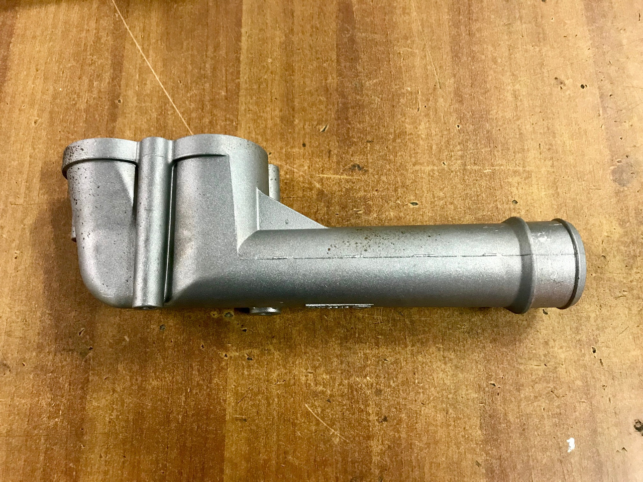 GOMITO LIQUIDO RAFFREDDAMENTO SU SCATOLA TERMOSTATO PER MOTORI MAN D2066 - D2676 - Cooling system for Truck: picture 1 GOMITO LIQUIDO RAFFREDDAMENTO SU SCATOLA TERMOSTATO PER MOTORI MAN D2066 - D2676 - Cooling system for Truck: picture 1