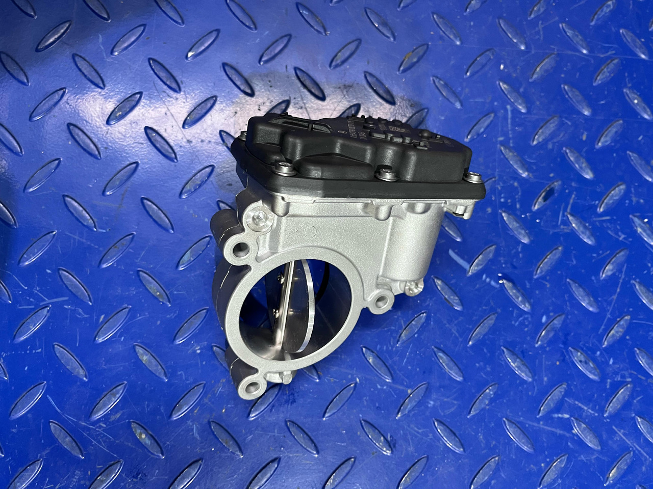 Mercedes Benz OM654 Throttle Valve A6540900070 - Valve: picture 2 Mercedes Benz OM654 Throttle Valve A6540900070 - Valve: picture 2