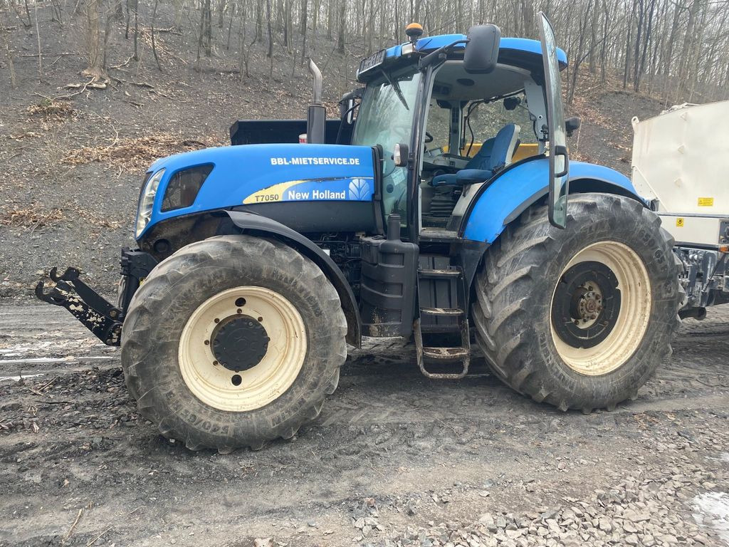 New Holland T7050 (5.638 Betriebs std.) - Farm tractor: picture 1 New Holland T7050 (5.638 Betriebs std.) - Farm tractor: picture 1